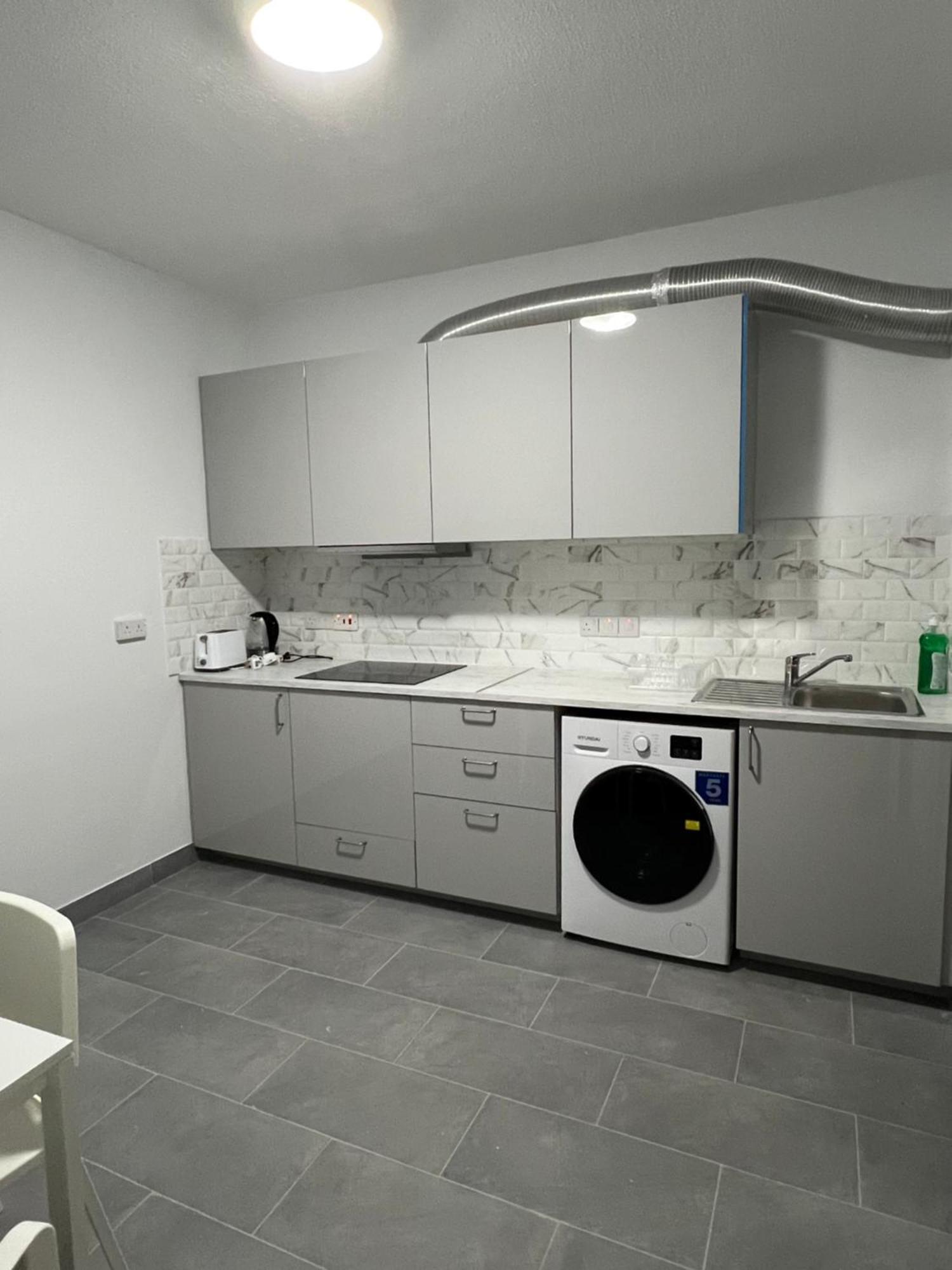 Tower Court Rooms Larnaca Bagian luar foto